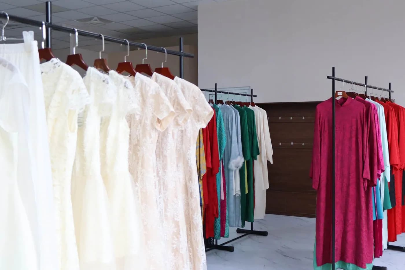 Không gian cửa hàng Thủy Tiên Vietnamese Couture với các dãy áo dài và váy cho thuê